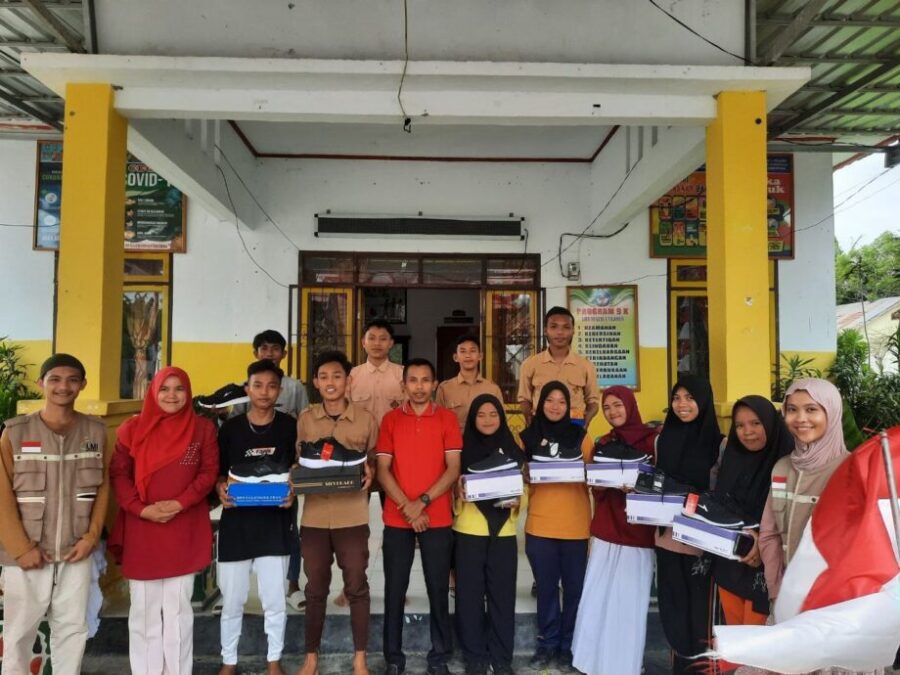 Momen Kemerdekaan, LMI Bagikan Sepatu ke Siswa SMA Terdampak Banjir Bandang