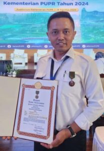 Ir. Ringgo Radetyo, ST., M.Eng., IPM., Asean.Eng. Terima Penghargaan Satya Lencana Pembangunan