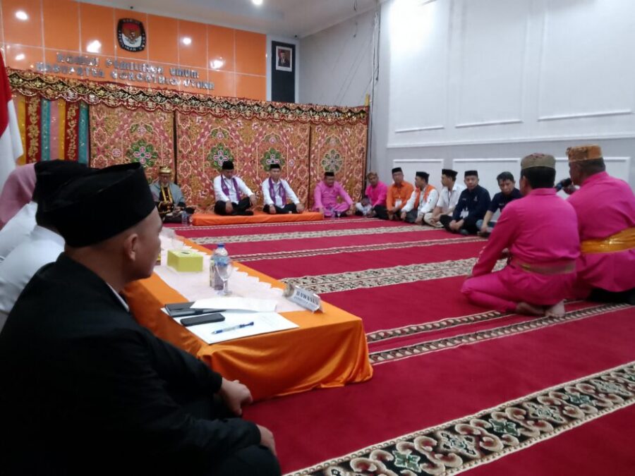KPU Gorontalo Utara Sambut Pendaftaran Bapaslon Bupati Dan Wakil Bupati Dengan Upacara Adat