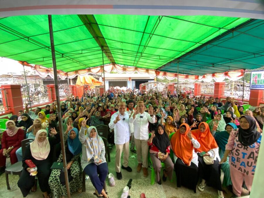 Kampanye Di Kecamatan Pulubala Dipadati Warga, Roni – Adnan Berikan Nomor Telepon Untuk Ditagih Janji