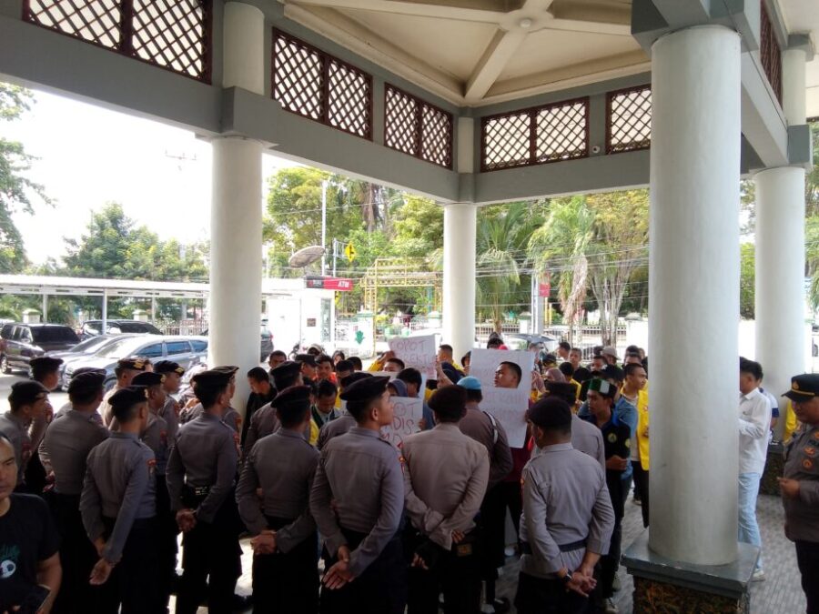 Puluhan Mahasiswa Gelar Aksi Demonstrasi Di Gedung DPRD Kabgor, Copot Kadis Perkaya Diri!
