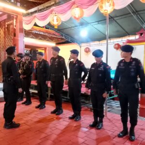 Satuan Brimob Polda Gorontalo Lakukan Sterilisasi Klenteng Jelang Perayaan Imlek 2025