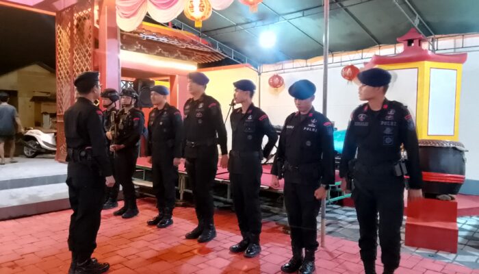 Satuan Brimob Polda Gorontalo Lakukan Sterilisasi Klenteng Jelang Perayaan Imlek 2025