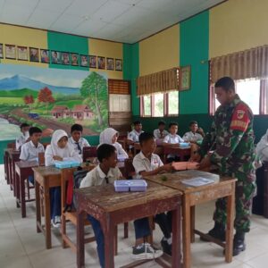 Babinsa Koramil 1315-02/Limboto Dampingi Pendistribusian Makan Bergizi Gratis Di Sekolah Wilayah Binaan