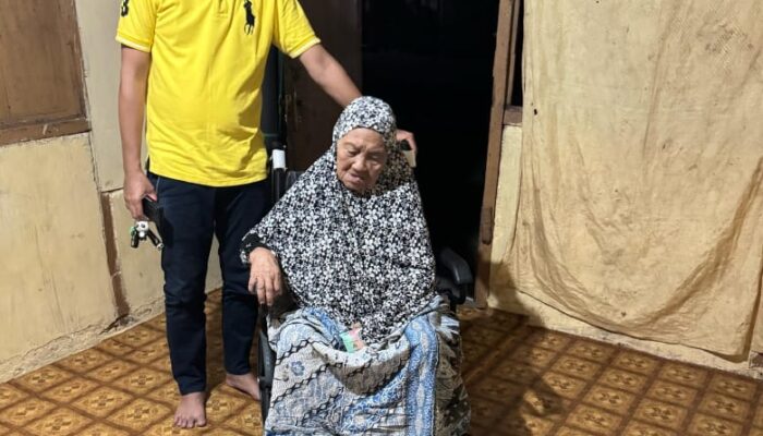 Prof. Rustam Akili Ringankan Beban Lansia Dengan Menyerahkan Kursi Roda dan Paket Lebaran