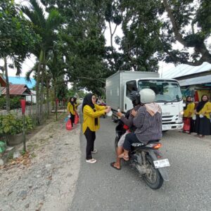 Berkah Ramadhan, TP PKK Desa Huidu Bagi-bagi Takjil