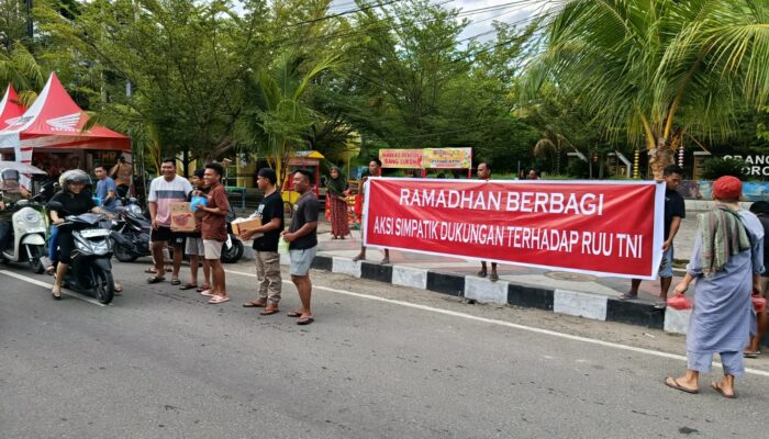 Bentuk Simpatik Dukungan Terhadap RUU TNI, Komunitas Pakaya Tower Limboto Berbagi Takjil