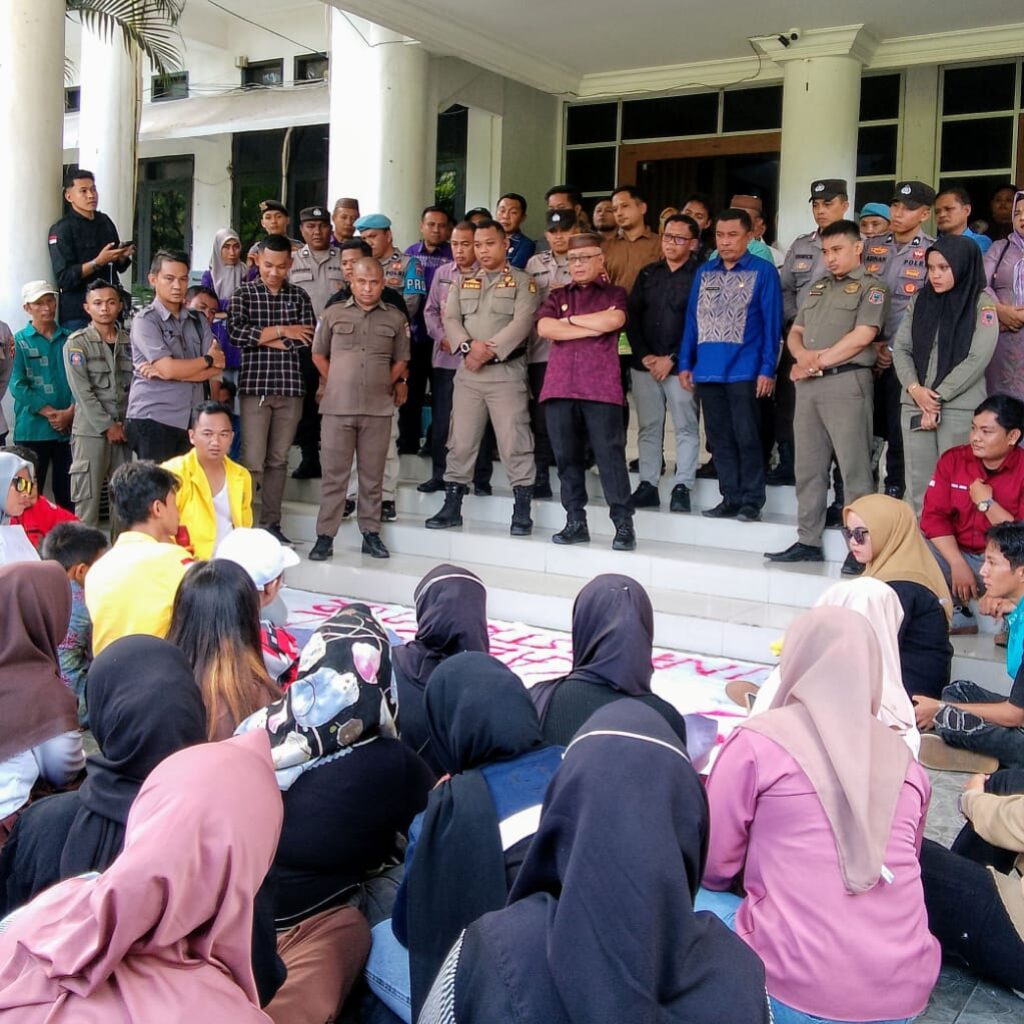 Soal Perbaikan Jembatan Pulabala, Bupati Sofyan Sampaikan Solusi Dihadapan Masa Aksi