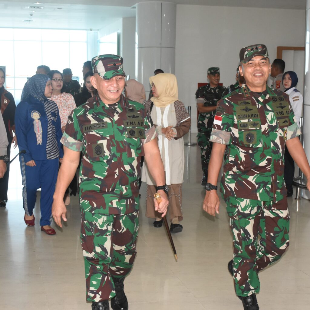 Danrem 133/NW Sambut Kedatangan Pangdam XIII/Merdeka Di Bandara Djalaluddin Gorontalo