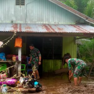 Danramil 1313-03/Popayato Pimpin Karya Bakti Pembersihan Pasca Banjir di Wonggarasi Tengah