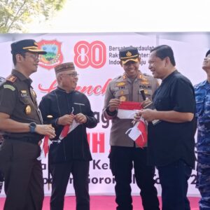 Sambut HUT RI ke-80, Pemkab Gorontalo Bagikan Seribu Bendera Merah Putih kepada Masyarakat