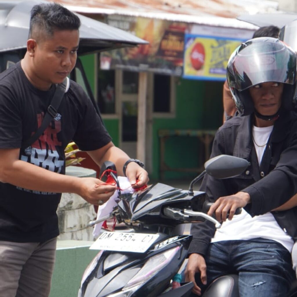 Kobarkan Semangat Nasionalisme, Insan Pers dan Kejari Kabupaten Gorontalo Bagikan Ratusan Bendera Merah Putih