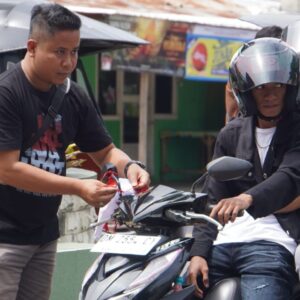 Kobarkan Semangat Nasionalisme, Insan Pers dan Kejari Kabupaten Gorontalo Bagikan Ratusan Bendera Merah Putih