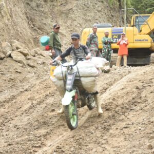 Danstagas 1304/Gorontalo Tinjau Progres Pembangunan Jalan Rabat Beton di Lokasi TMMD ke-125