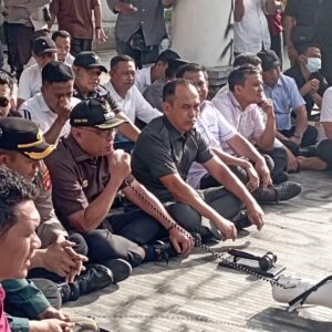 Tepati Janji, Sofyan Puhi Temui Massa Aksi Sebagai Bupati Bukan Perwakilan Partai Politik