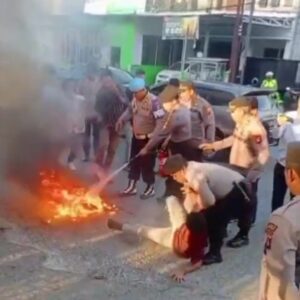 Begini Penjelasan Polisi Terkait Mahasiswa Terjatuh ke Dalam Api Saat Unjuk Rasa di Depan Polda Gorontalo