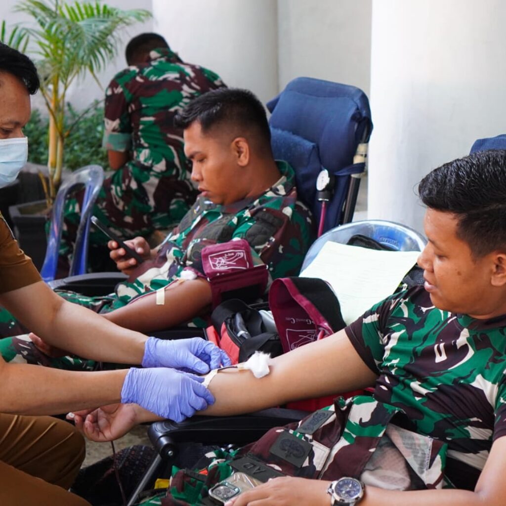 Wujud Sinergitas, Puluhan Personel Korem 133/Nani Wartabone Donor Darah di Hari Pers Nasional Ke-80
