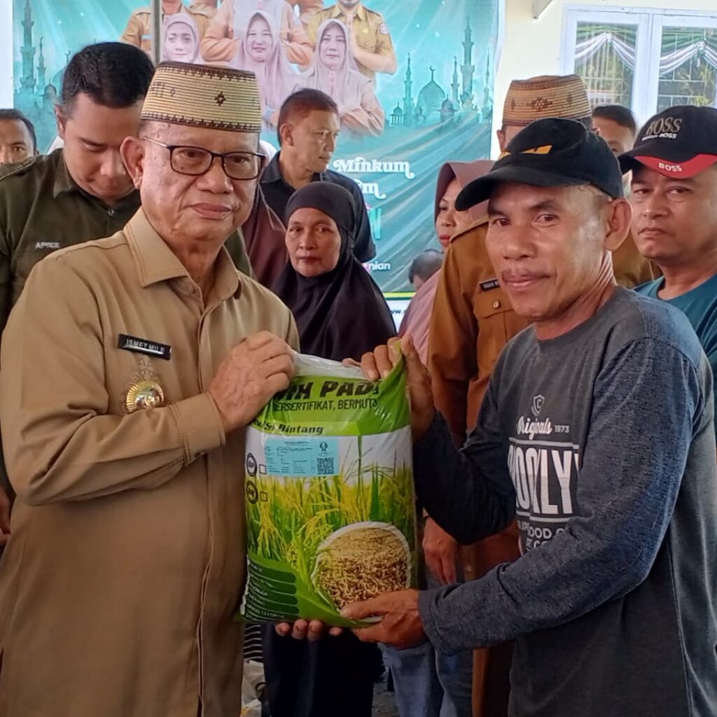Perkuat Ketahanan Pangan Daerah, Ismet Mile Serahkan Bantuan Pangan
