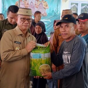 Perkuat Ketahanan Pangan Daerah, Ismet Mile Serahkan Bantuan Pangan