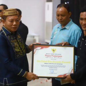 Wabup Bone Bolango Serahkan Piagam Penghargaan kepada Kades Ombulo Hijau