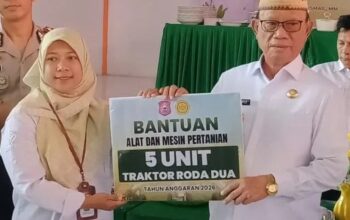 Perkuat Sektor Pertanian, Ismet Mile Salurkan Benih Jagung