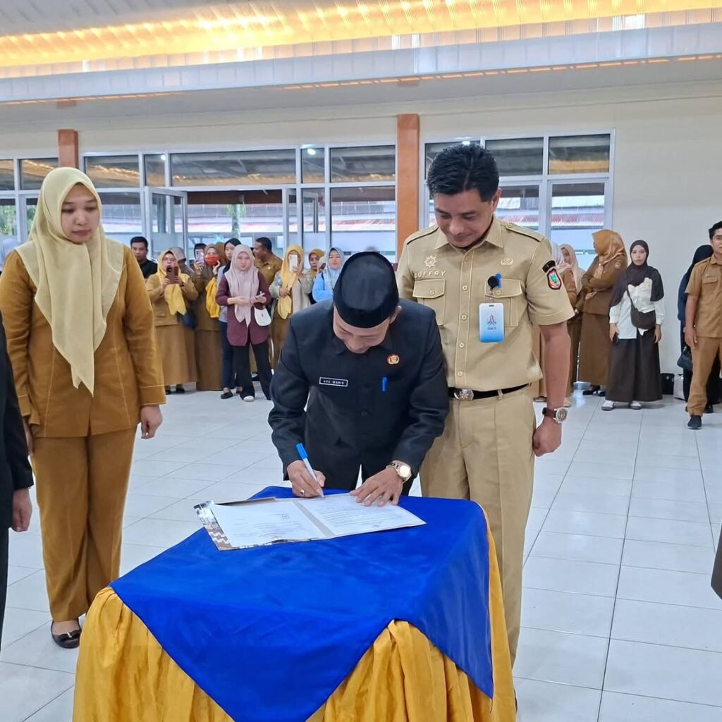 Bupati Sofyan Puhi Tekankan Restorasi Pendidikan Saat Lantik Kepala Sekolah