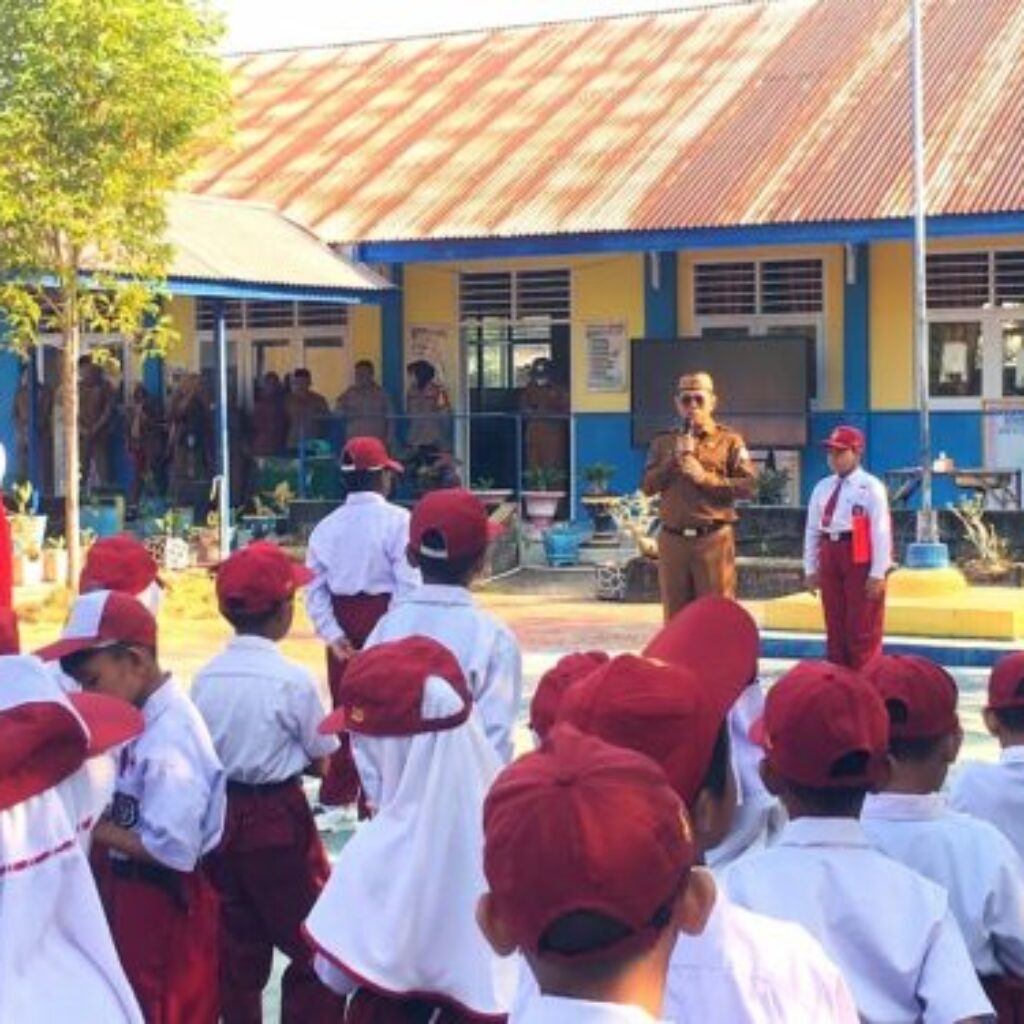 Jadi Pembina Apel di SDN 5 Tilongkabila, Sekda Bone Bolango Dorong Semangat Belajar Siswa