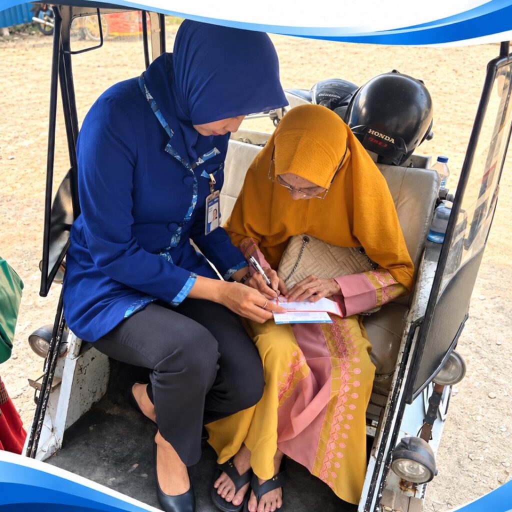 BRI Limboto Beri Pelayanan Humanis, Nasabah Sulit Berjalan Tetap Dilayani di Mobil Hingga Bentor