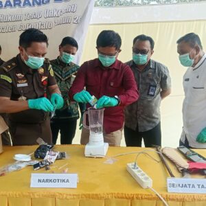 Kejari Kabupaten Gorontalo Musnahkan BB 20 Perkara Inkracht, Ada Aki Setrum Ikan, Narkotika dan Cap Tikus